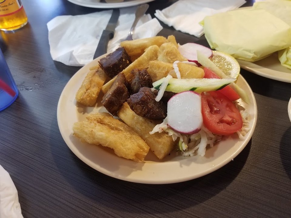 Yuca Frita Con Chicharron